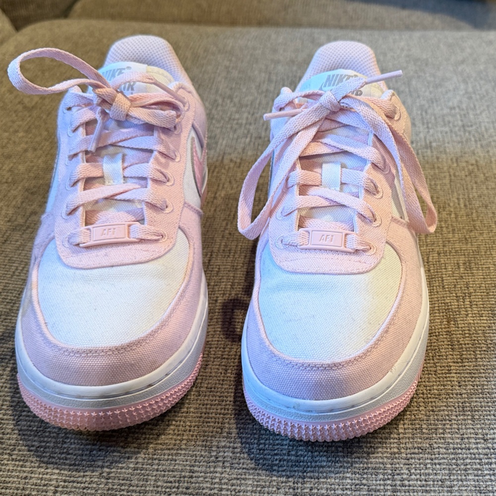 NIKE Air Force 1: Pink and White Sneakers